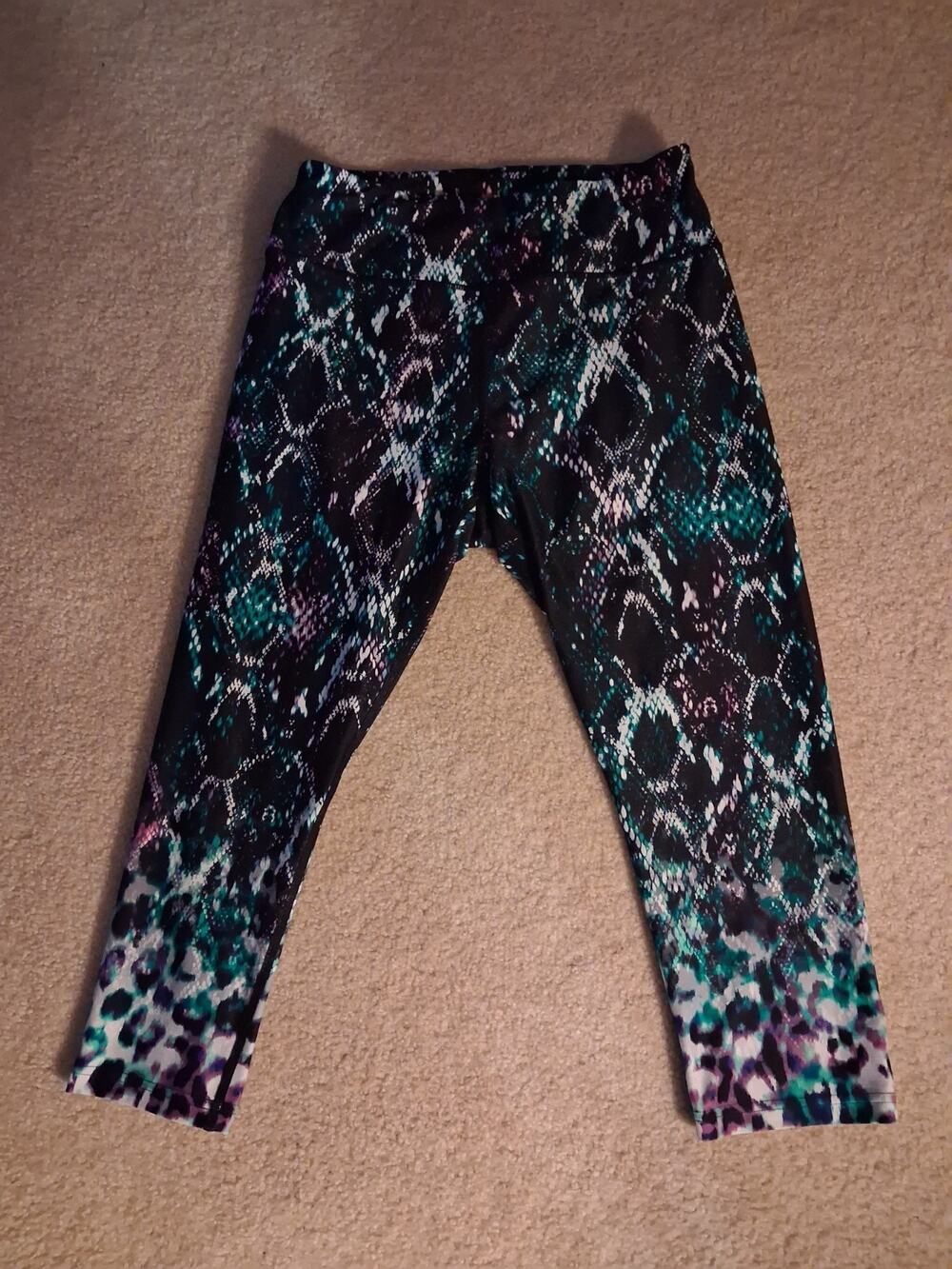Size L FILA Sport Women's Performance Running Capri Leggings EUC, Multi Color